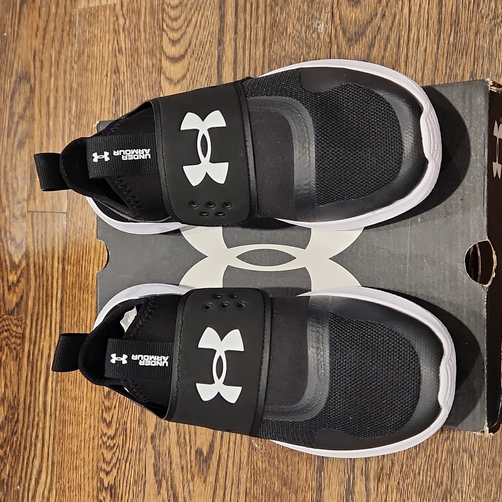 NWOT - New never used. Under Armour UA W Runplay. Women's Size 8.